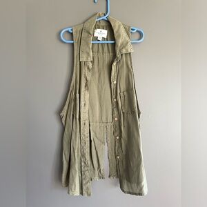 American Eagle sleeveless button down shirt